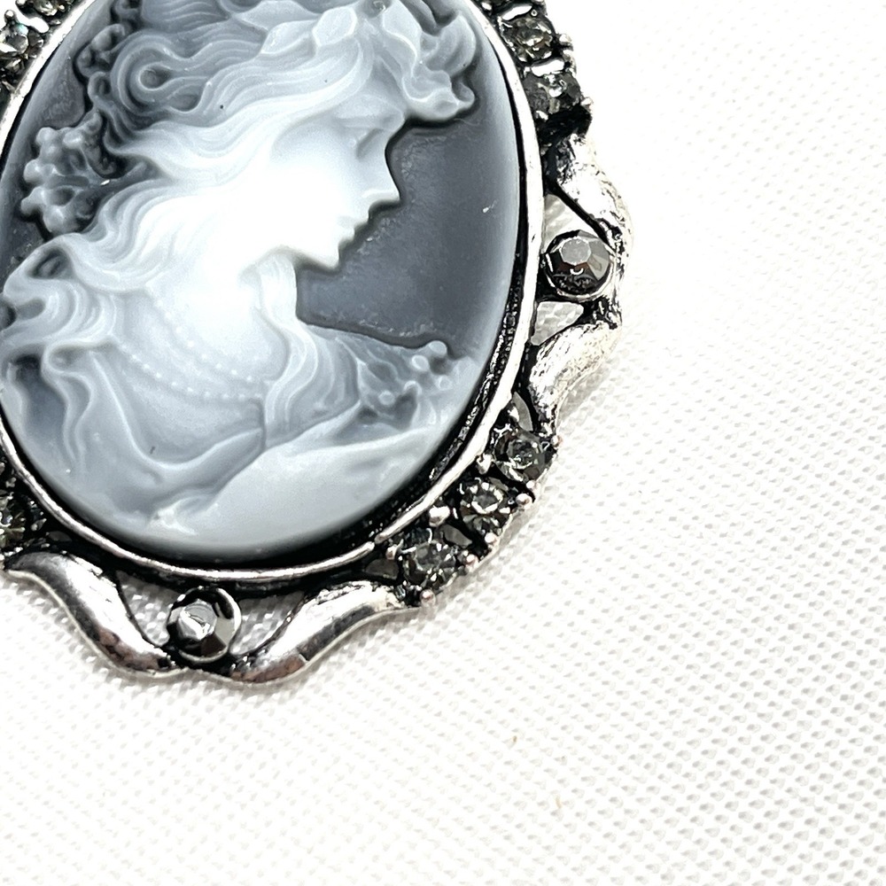 Cameo Lady Grecian Black & White Pendant/Brooch Crystals Set In Filigree Border - Picture 2 of 8